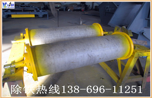 1.幹式LUTUBE亚洲最强看片在线观看采用人民共和國機械工業標準“JB / 7895-1999”,采用稀土複合磁性係統,並采用高強度膠(J-39)粘結和環氧灌注,磁性表麵用不鏽鋼加強膠膠掛膠,不脫落.氣缸兩端的密封墊圈塗有塑料密封,確保無水;整體采用先進的技術和合理的結構.經過特殊設計,使的磁場強度分布更為合理,分選效果更明顯. 　　2.此碎鋼磁選機永磁筒體機身通過特殊設計,不易堵塞材料,運行材料.通過半逆流類型.